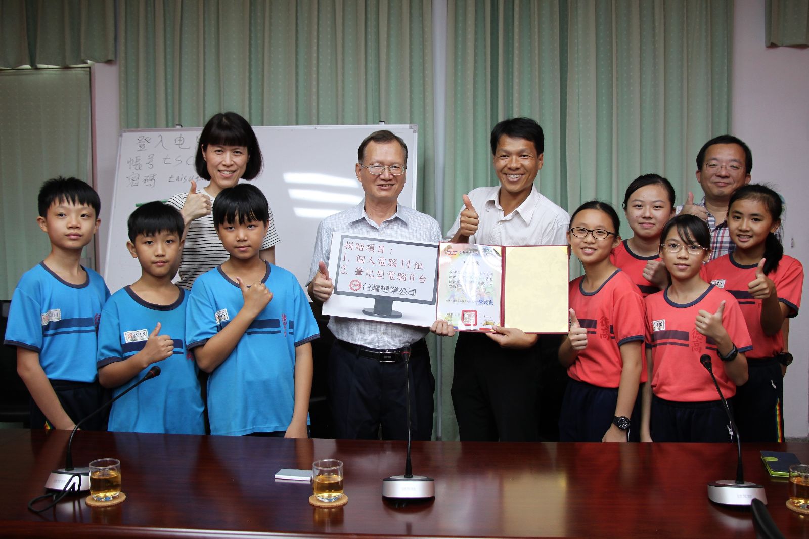 台糖有溫度 逾齡電腦贈予鄰近小學童