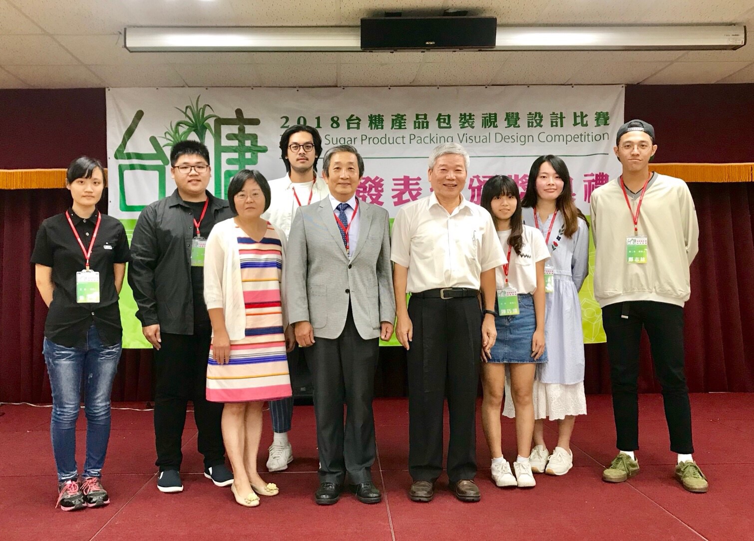 台糖公司楊旭麟副總經理（圖前排中）、行銷整合小組召集人余聰仁（圖前排右）、企劃處長顧孝柔與得獎者合影留念