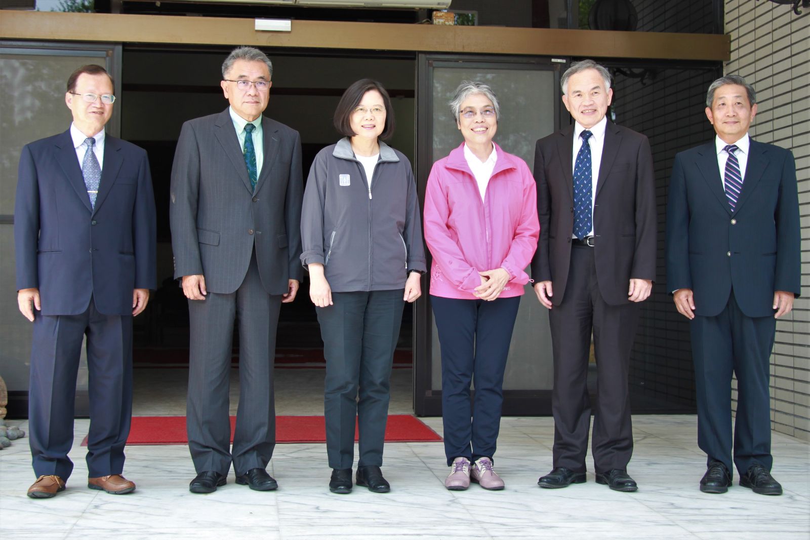 總統蔡英文、國策顧問何美玥與台糖董事長黃育徵（左二）、 總經理管道一（右二）、副總洪火文（左一）以及副總楊旭麟 （右一）留影紀念