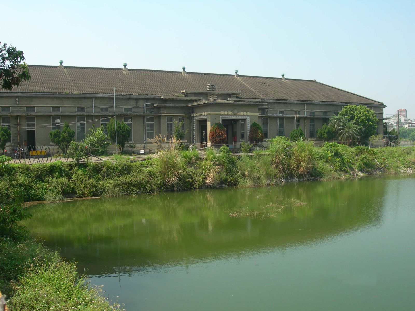 原台中糖廠廠區開發大型購物中心之基地位置，因停止開發後形成之水池景觀