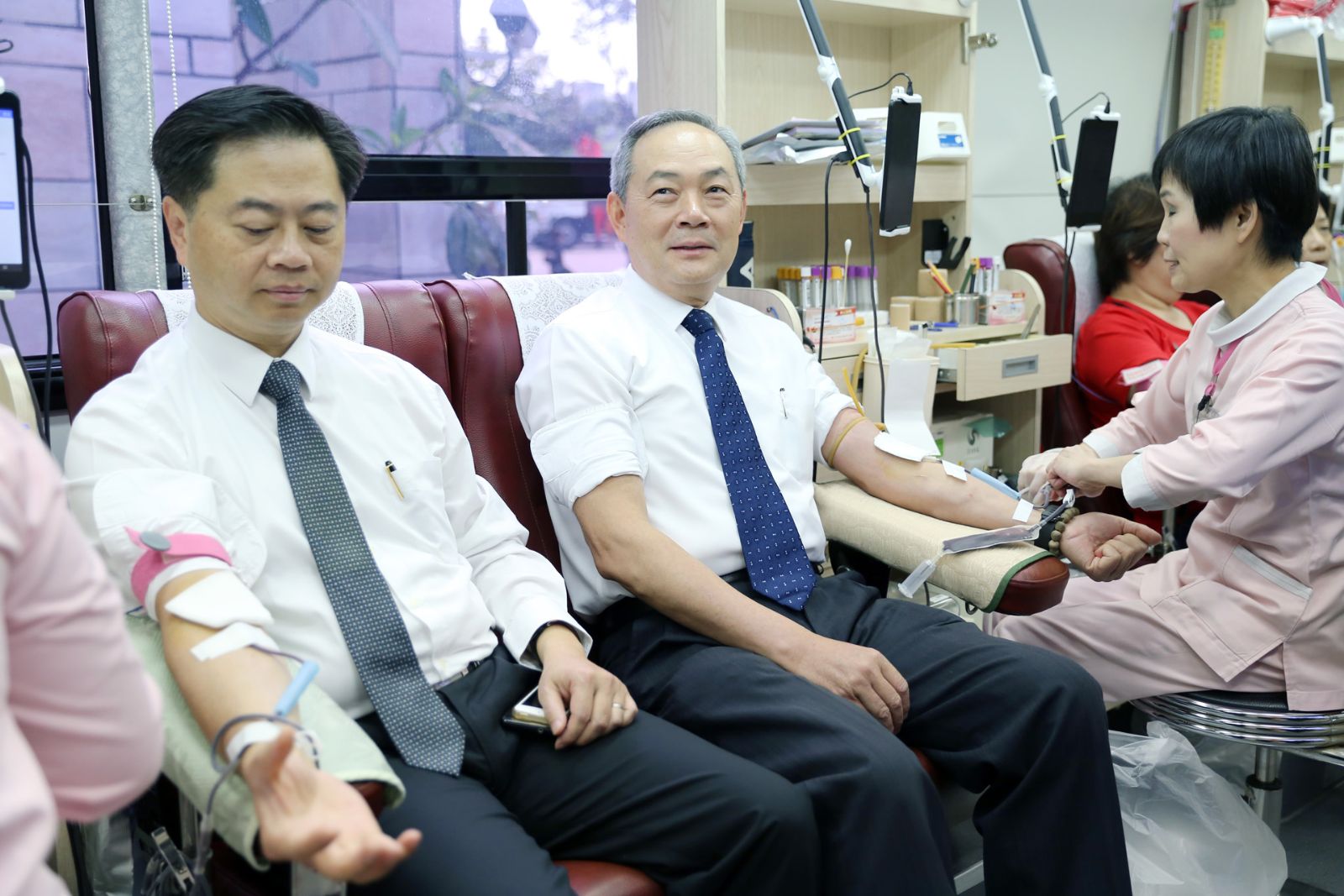 台糖長榮酒店總經理吳建明（左）、副總經理林永存（右）率先捐血