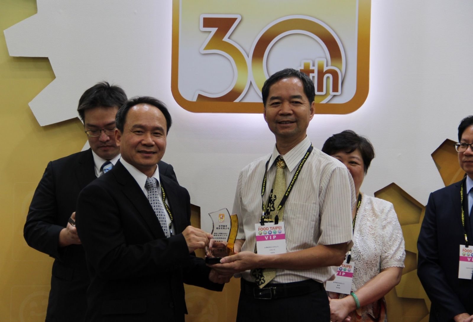 台糖公司商品行銷事業部副執行長孫振鈞（左三）代表受獎