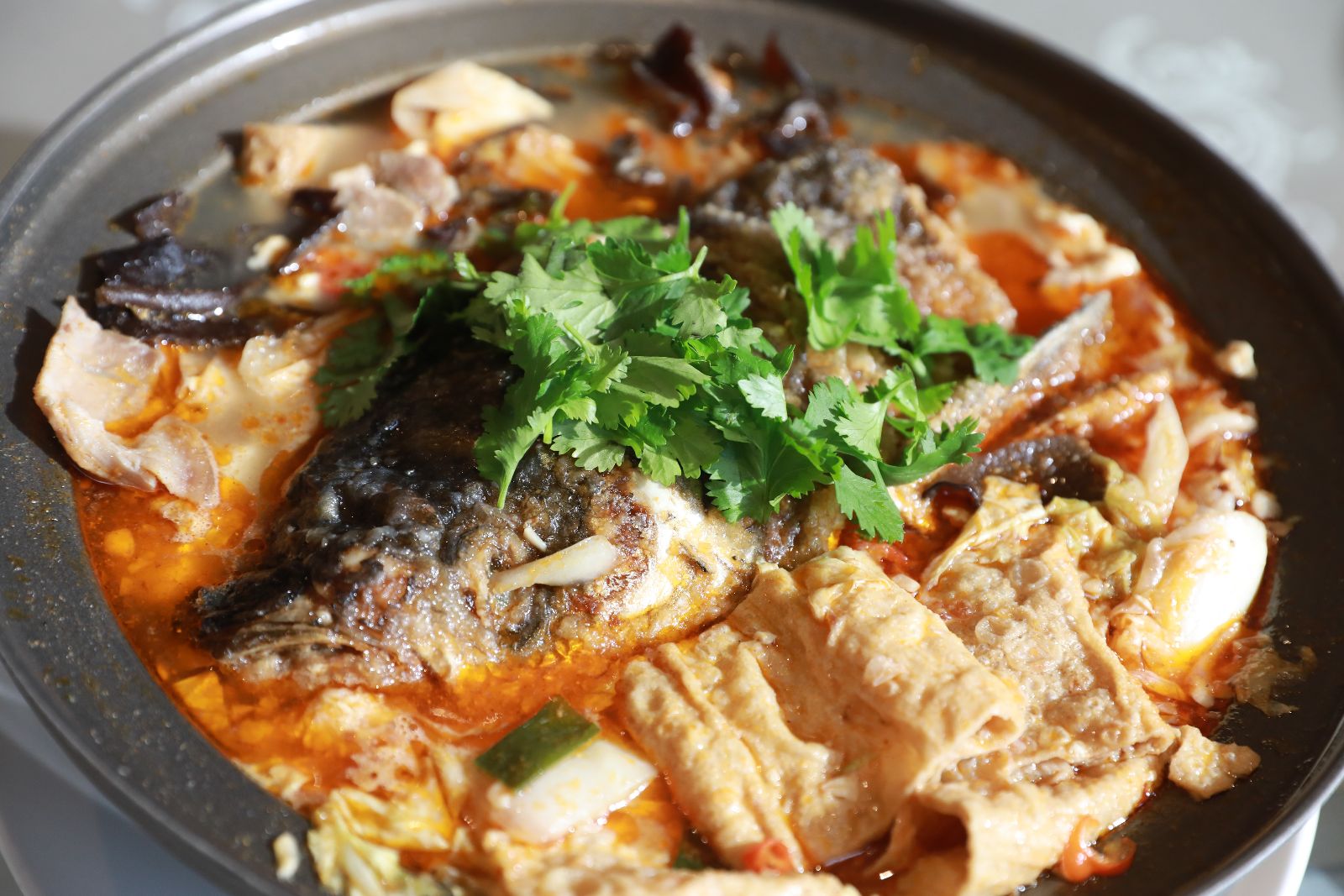 林聰明沙鍋魚頭裡配料豐富，魚頭肉多且外皮酥脆， 湯頭富含濃郁的沙茶香氣