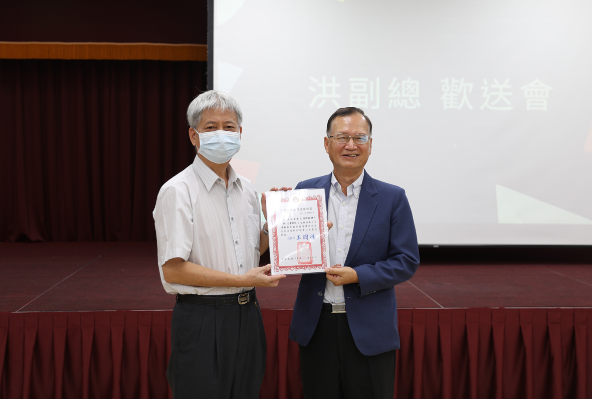 台糖總經理王國禧(左)頒發退休證書給洪副總經理火文