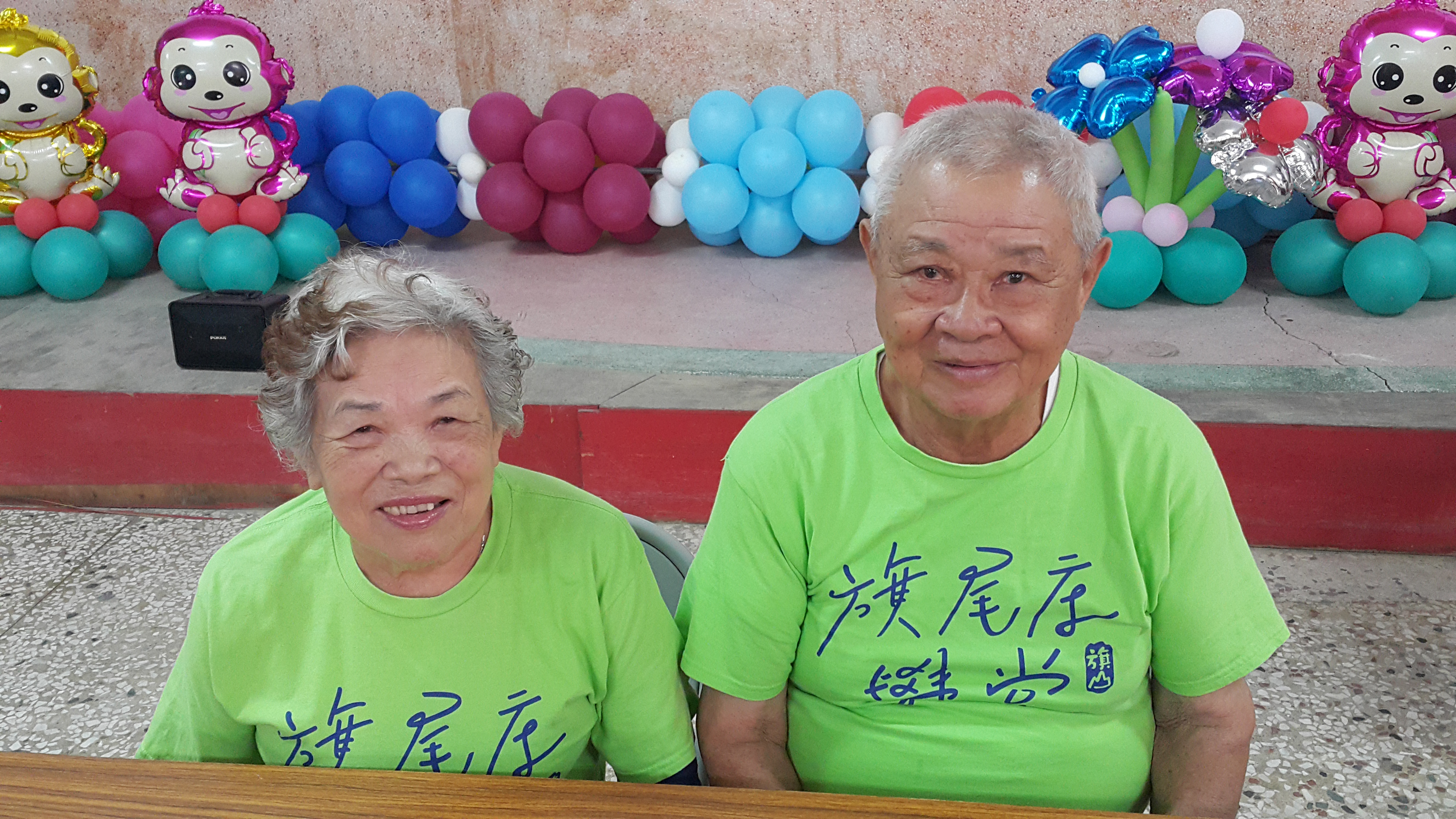 「旗山區糖廠社區發展協會」發起人張明騫（右）與張劉芒（左）。兩人同在旗山糖廠服務，退休後組建糖廠社區照顧老人