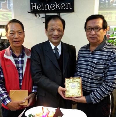 事務組吳組長(左)及國會聯絡組蔡組長(中)榮退，糖聯會理事長林裕發致贈禮品作為榮退紀念