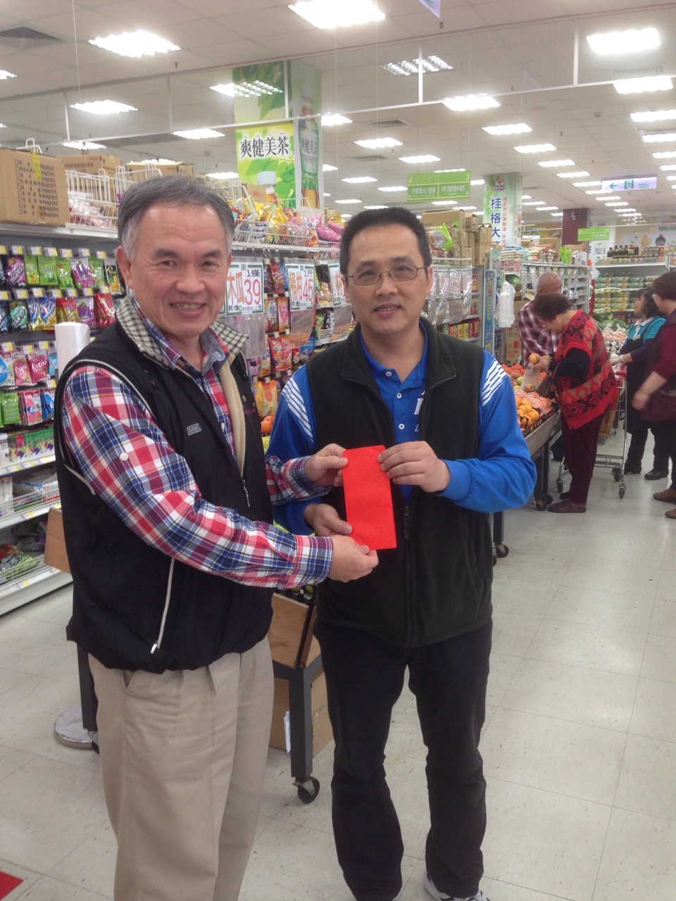 管副總經理於大年初五巡視健康超市水湳店