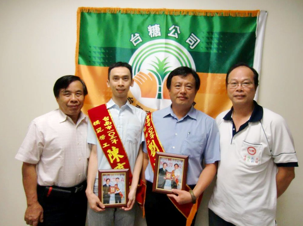 南市企業工會會員陳育良（左2）、劉尚志（左3）獲獎，該會理事長劉鈺耀（左1）、秘書陳恩源齊賀