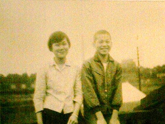 從小在崁子腳長大的舅媽曾在雍興那裡吃過冰，背景矗立雲際高不可攀的灰色煙囪仍舊存在（取自西流〈隨征中壢冰糖廠記〉《臺糖通訊》37.1.21.第2卷.第3期.p24）