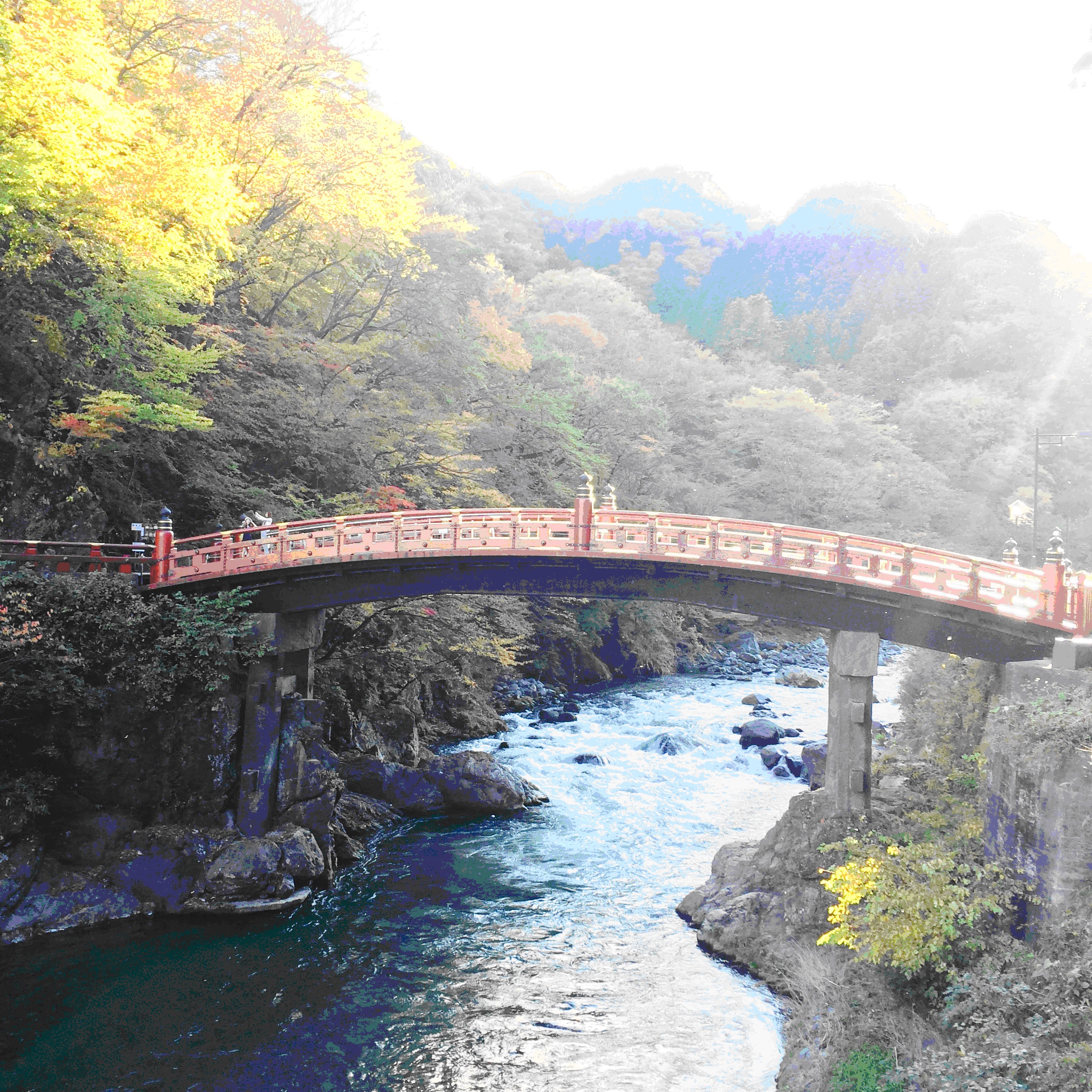 日光山內正面玄關入口的神橋，在夕陽下閃耀鮮豔的朱紅色，被稱為日本三奇橋之一，是日本指定的重要文化資產。