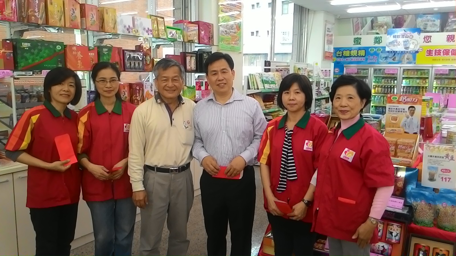 楊總經理於於過年期間向量販事業部蜜鄰大同店的同仁拜年