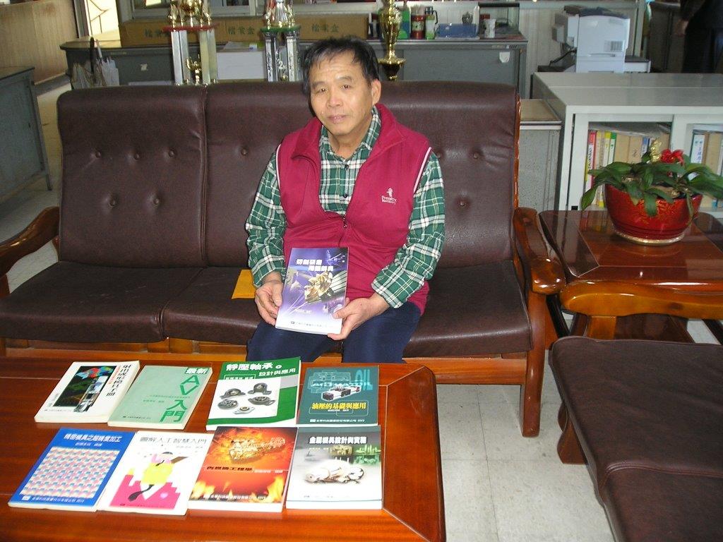 歐陽渭城捐出近十年翻譯之文獻專書，大力響應「書香飄鄉捐書活動」