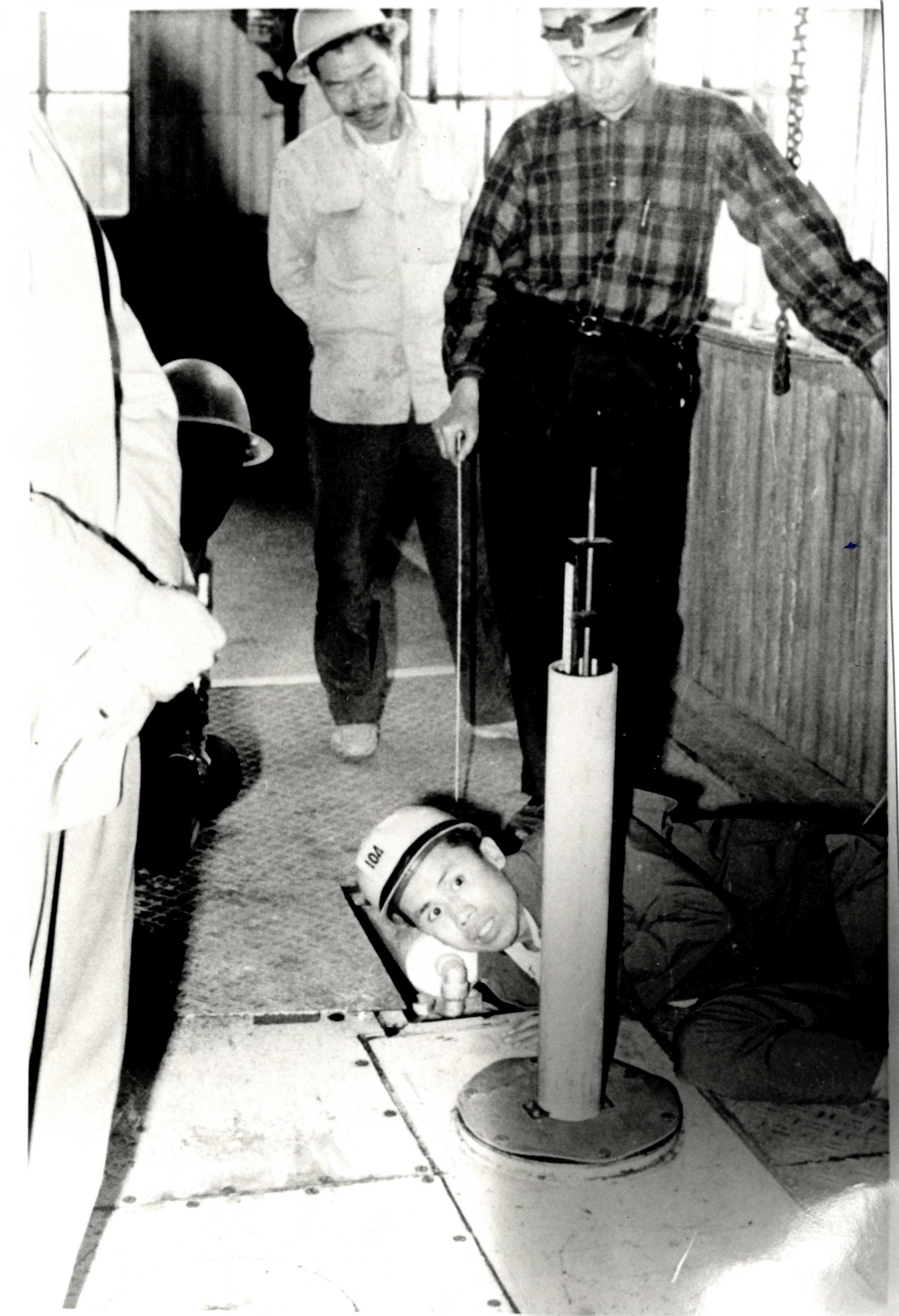 民國58年楊彰嘉先生（穿格子上衣者）督導岸內糖廠發電機試車