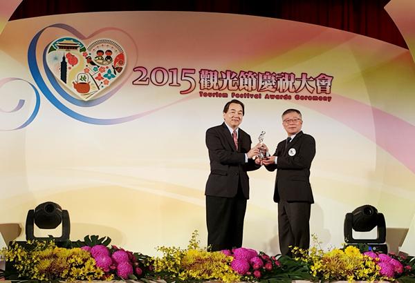江南渡假村連續七年蟬連觀光局評鑑特優等，台糖休閒遊憩事業部執行長黃進良（右）風光受獎