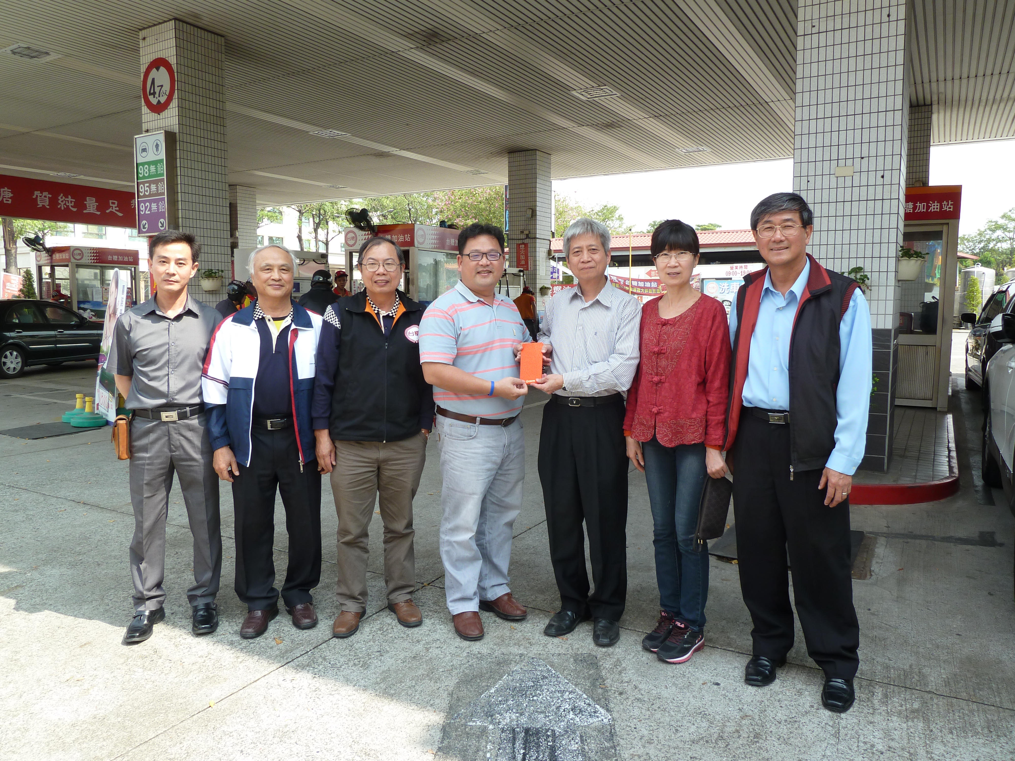 王副總經理視察油品事業部高雄國泰加油站並與同仁合影留念