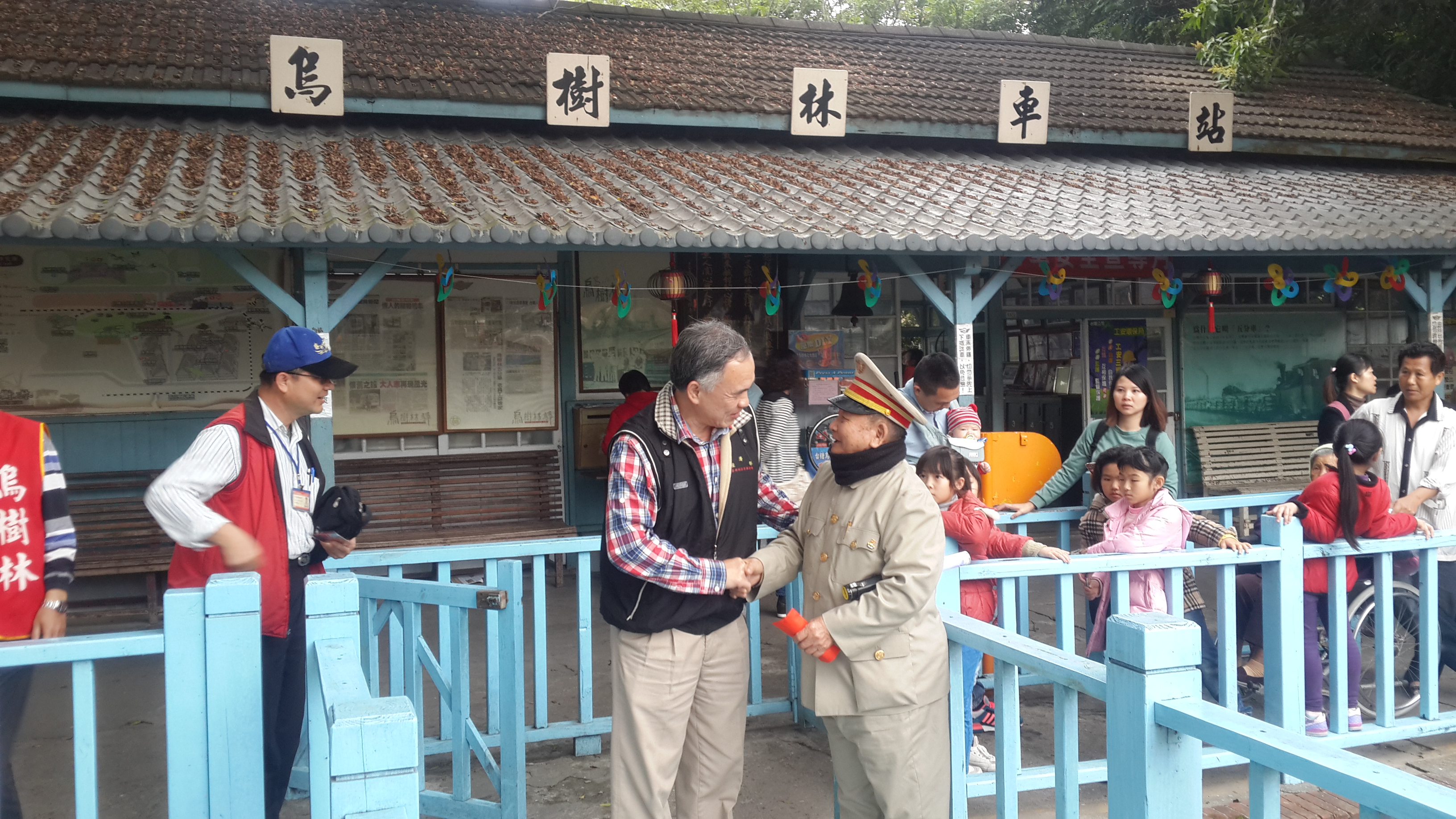 管副總經理於大年初五下午蒞臨烏樹林休閒園區，發放紅包予88歲的老站長並握手致意