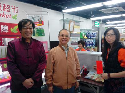 董事長於大年初三巡視台糖健康超市北大店及土城店，慰勉出勤人員並致贈紅包