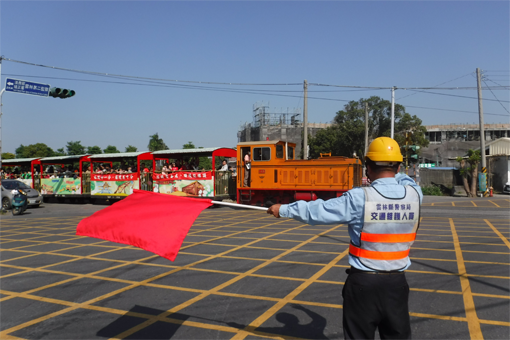 虎尾糖廠在製糖期間會加強宣導行車安全，同時派人看守平交道示警行經車輛