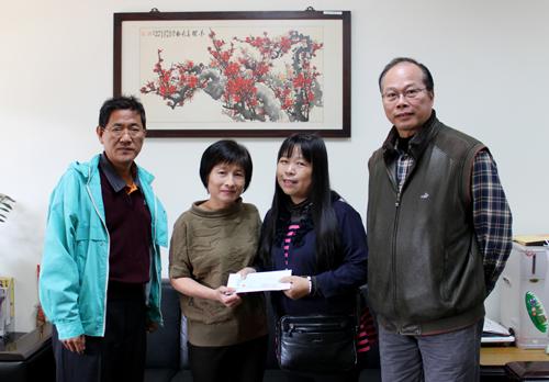 資產處處長陳秀姬及（左2）台南市企業工會理事長陳恩源（右1）代表致上互助金及分會慰問金予王新富家屬（右2），左1為資產處郭竹茂組長（攝影：黃旭世）
