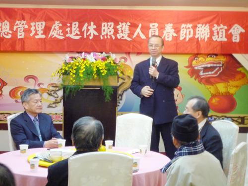 陳昭義董事長向諸位退休同仁拜年