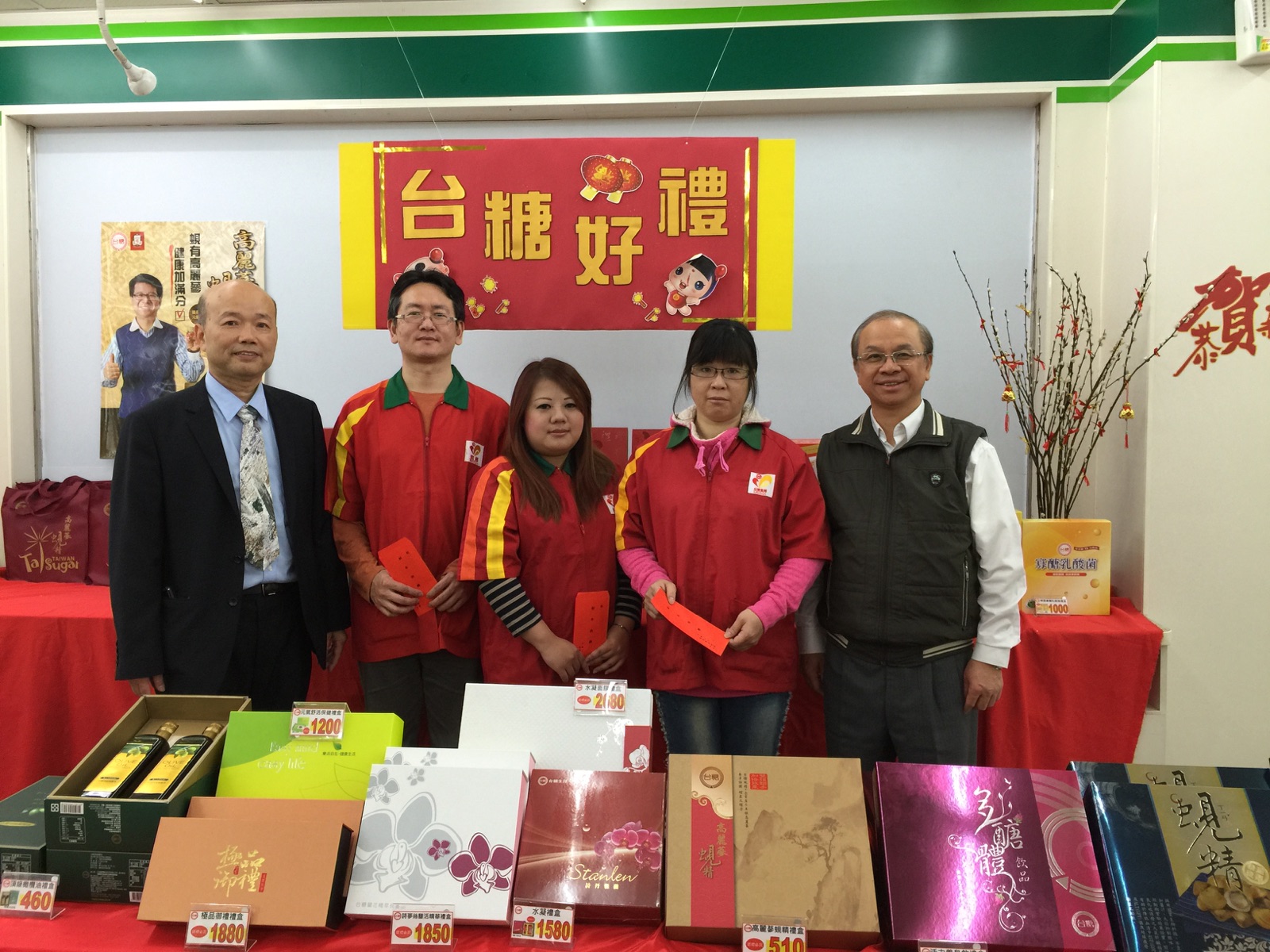 陳董事長大年初五慰勞新北市永和蜜鄰直營店春節現場出勤人員照片