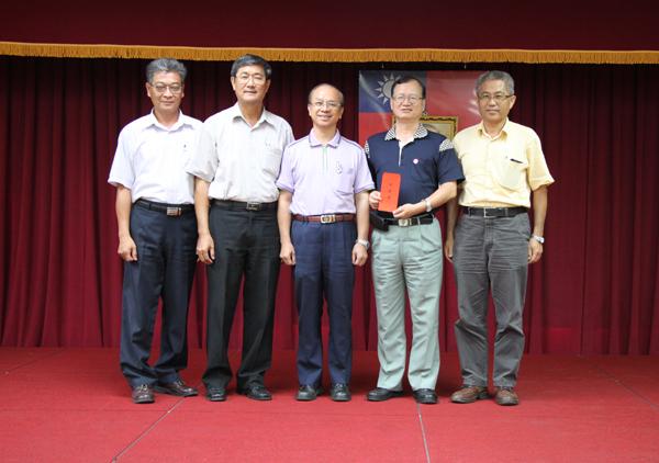 陳董事長（中）與加油圈成員合影