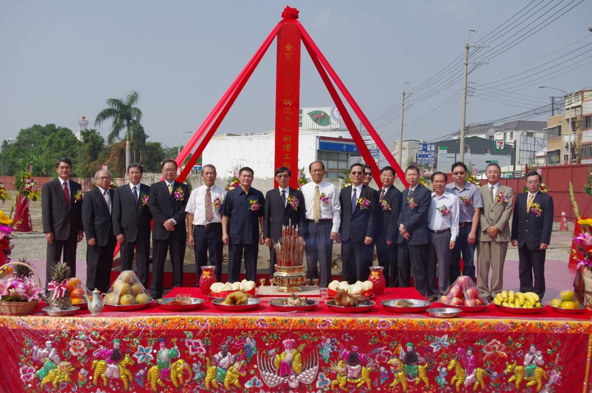 雲林區處經理林榮輝（右4）應邀參加全家雲林物流中心新建工程開工動土典禮