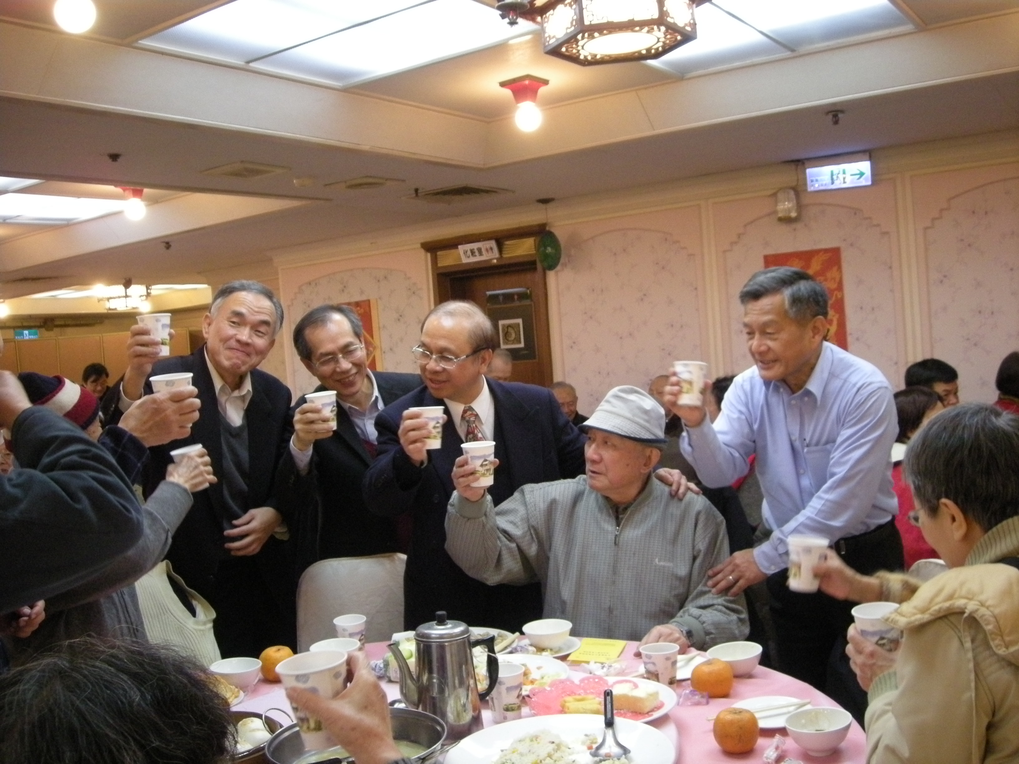 首長率領與會主管敬酒