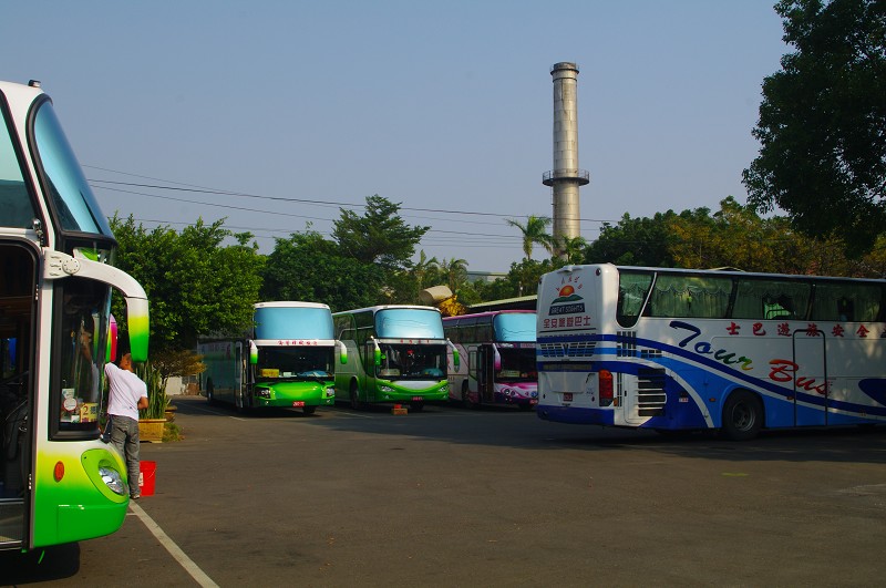   民眾包車旅遊參觀 