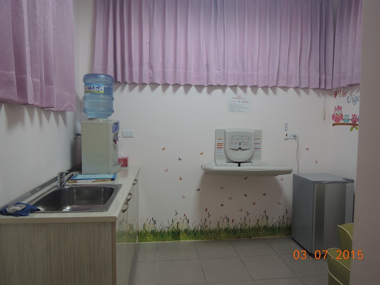   哺乳室設備洗手台及飲水機 