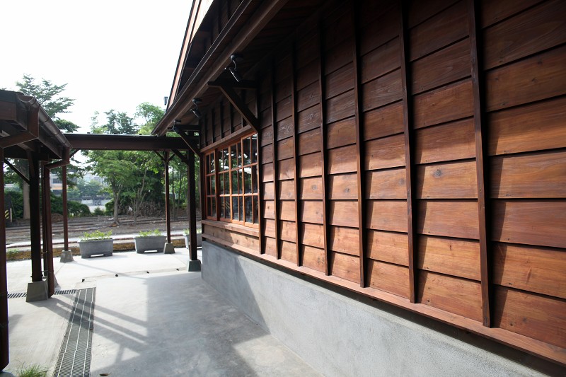 牆壁採日式木造雨林板的方式防止雨水滲入