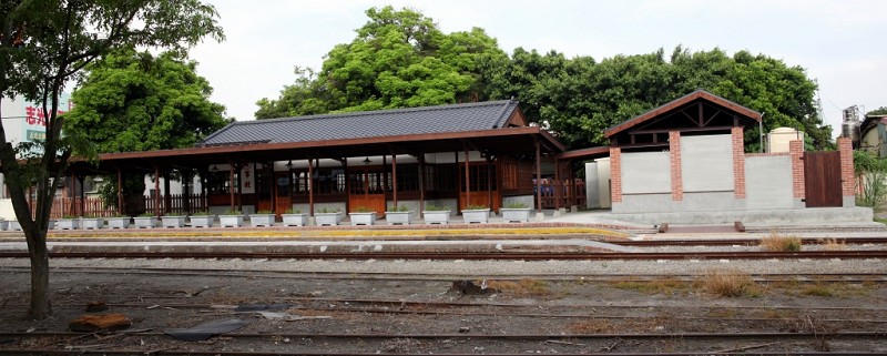車站前尚未整修的鐵軌雜草叢生