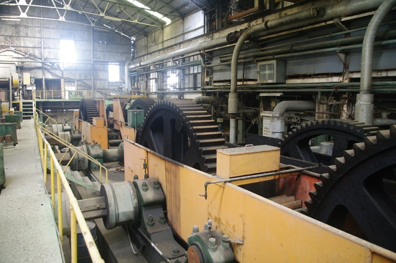 工場內巨大齒輪帶動甘蔗原料壓榨室