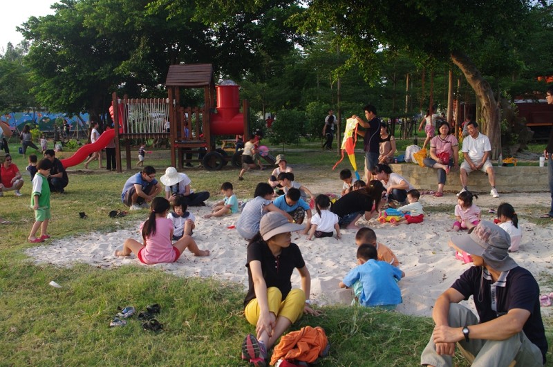 廣闊親子草原的沙灘區，許多的父母帶著小朋友玩樂細沙，玩的超級開心，享受著娛樂的下午親子時光
