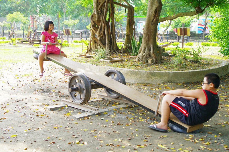 兒童玩翹翹板