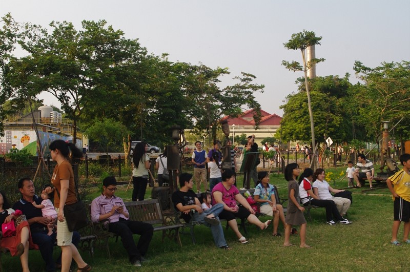 民眾帶著親人來到親子草原，觀賞風箏翱翔天空，享受著悠閒愉快的下午。