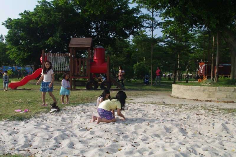 戶外活動區遊戲區親子草原的沙灘