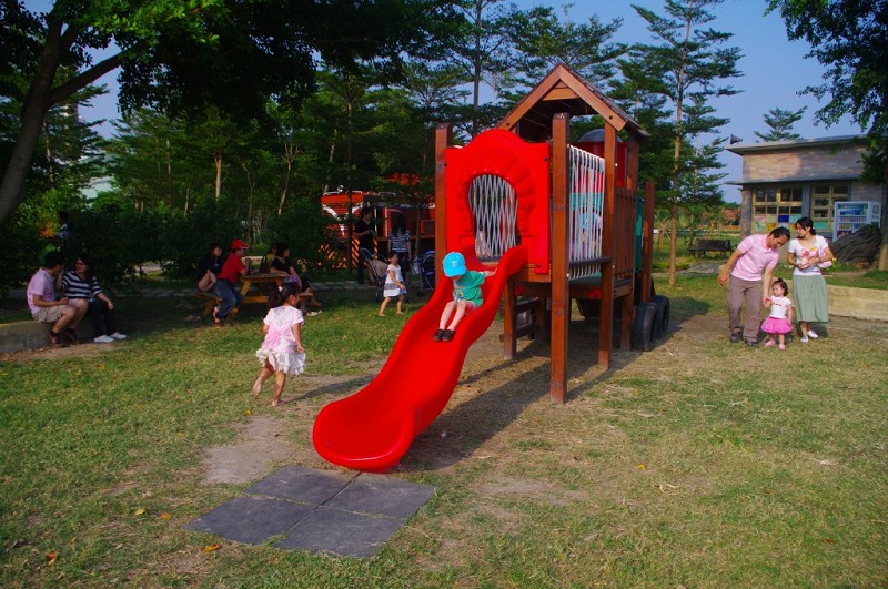 戶外活動區，小朋友最喜歡玩溜滑梯