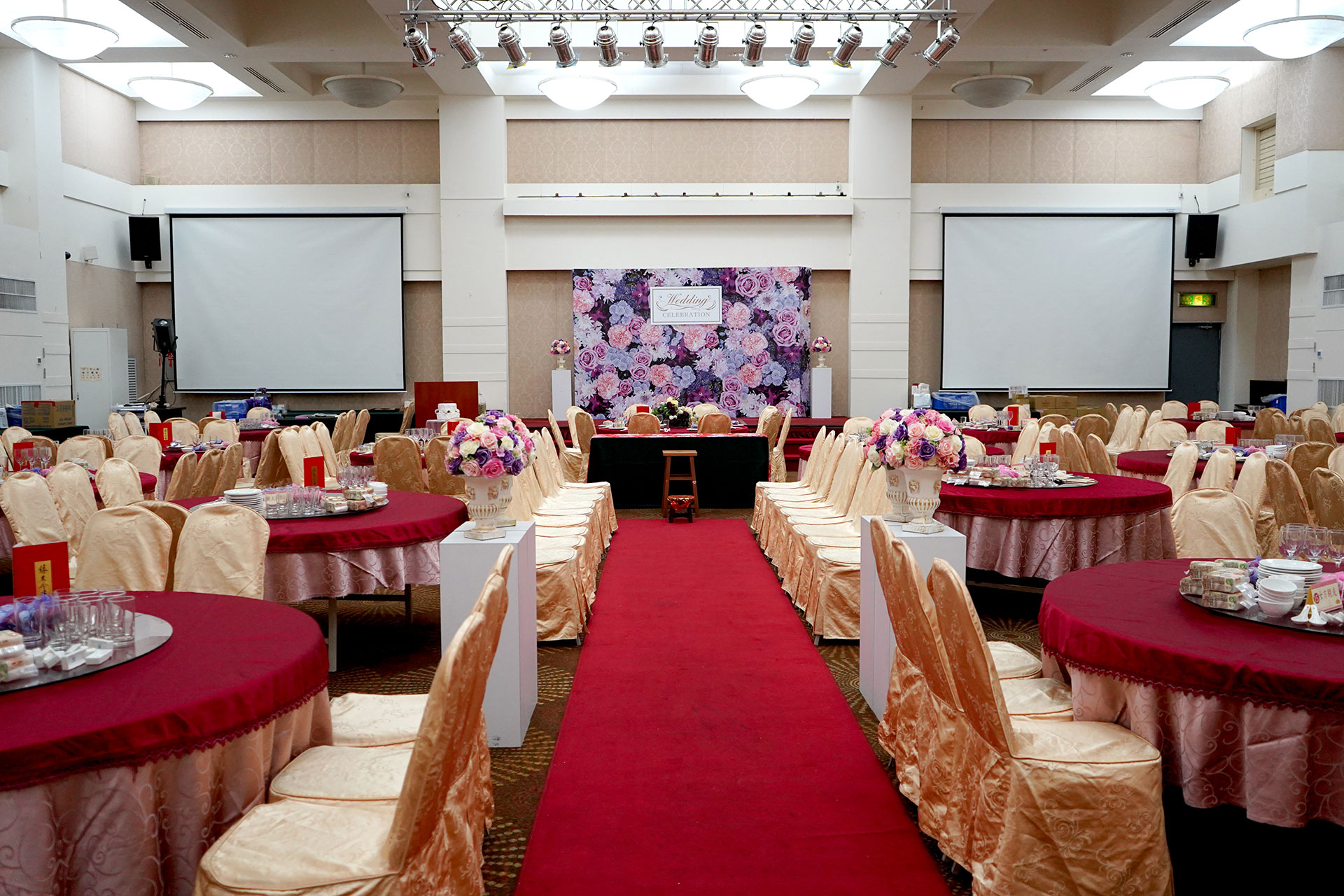 宴會廳內部布置-婚宴型擺設新人入場走道紅地毯