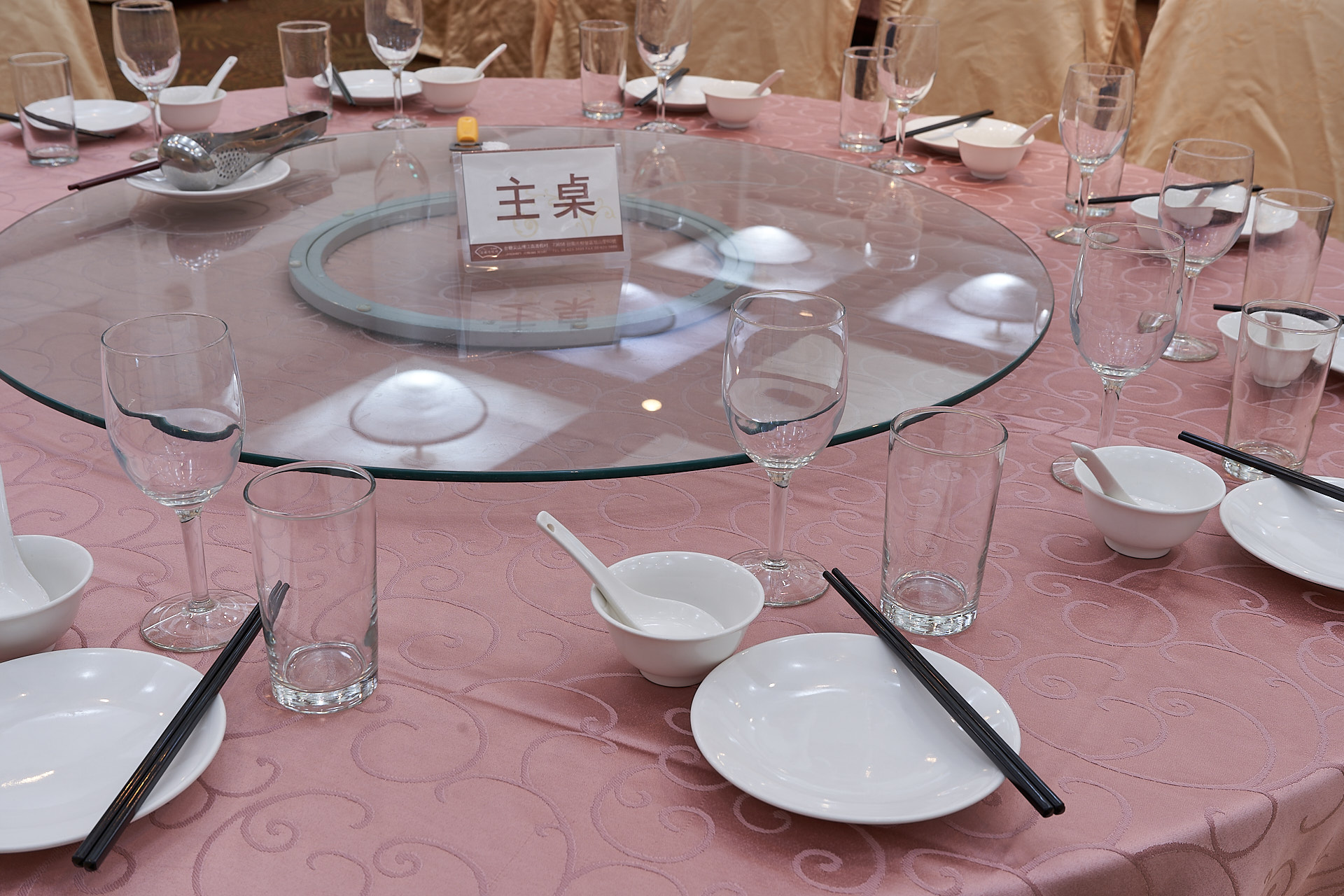 宴會廳內部布置-宴會型主桌桌面擺設近拍