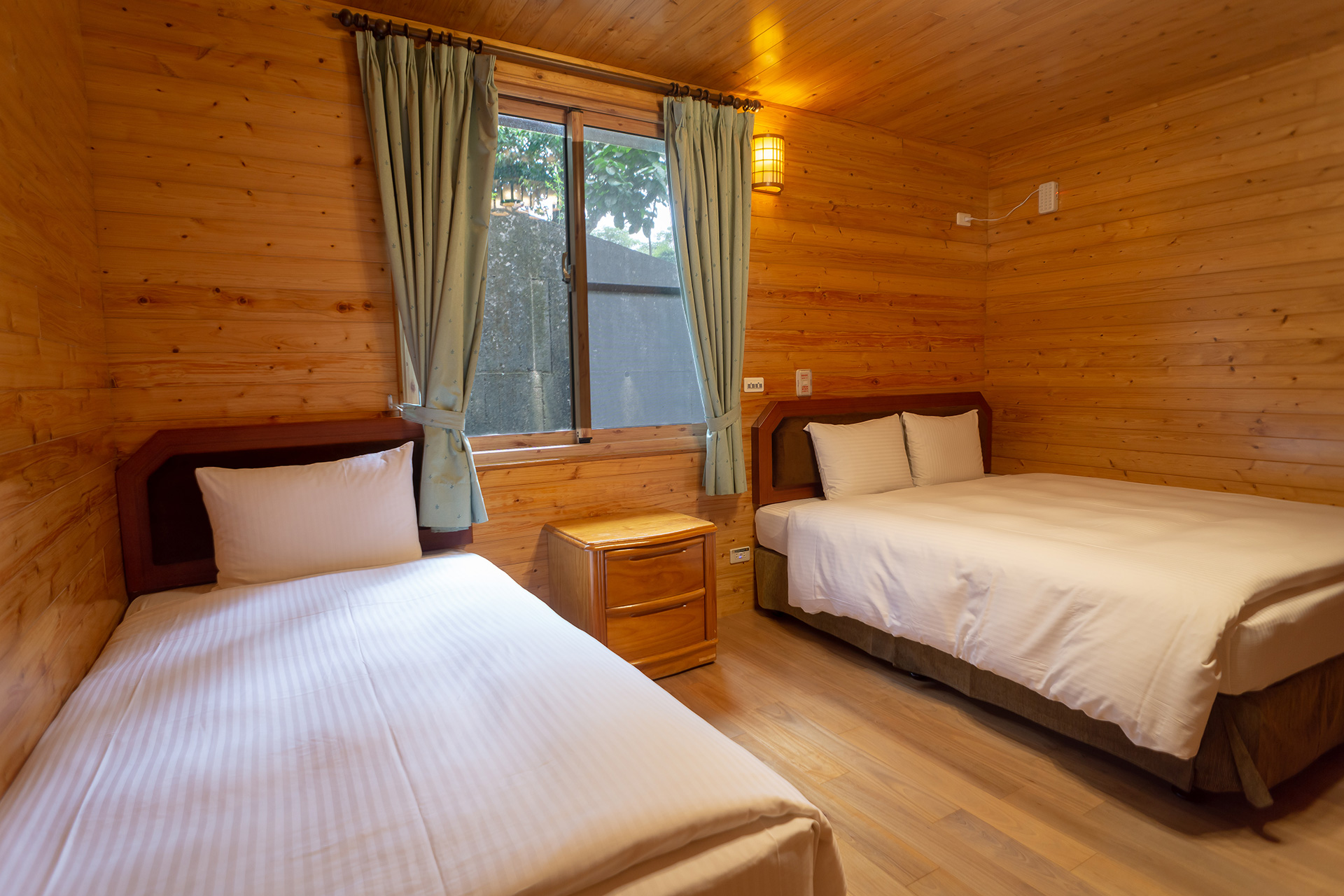 豪華木屋-一雙床一單床-兩張單人床