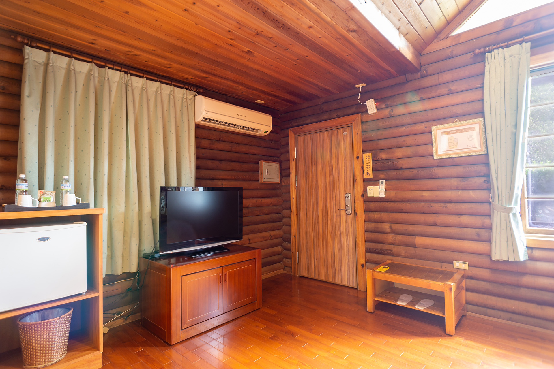 豪華木屋-一雙床-客廳電視的擺設