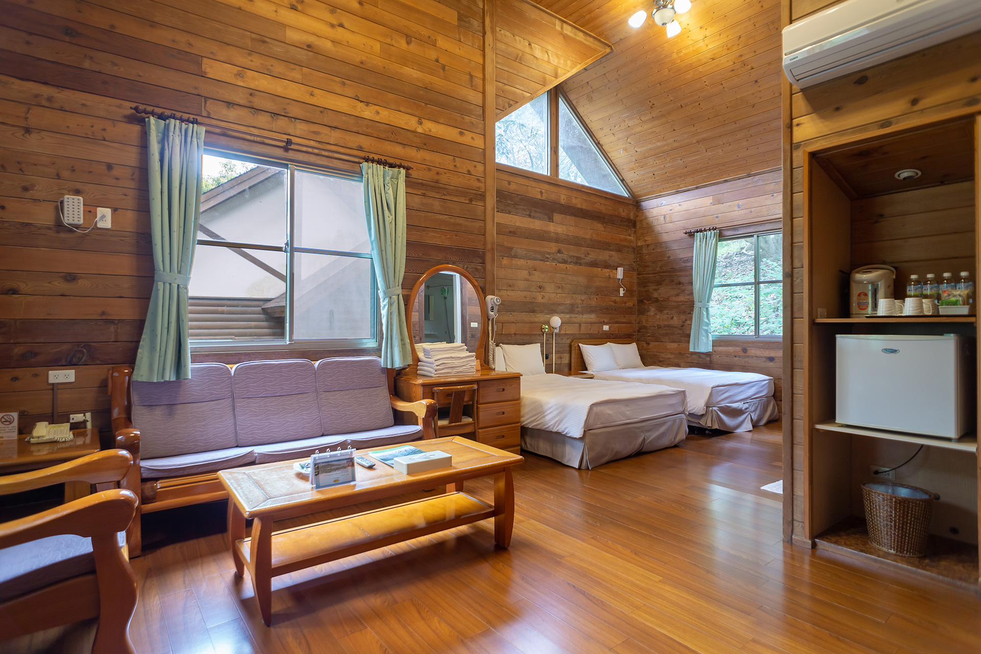 合家歡木屋-二雙床-寬闊的客廳與沙發
