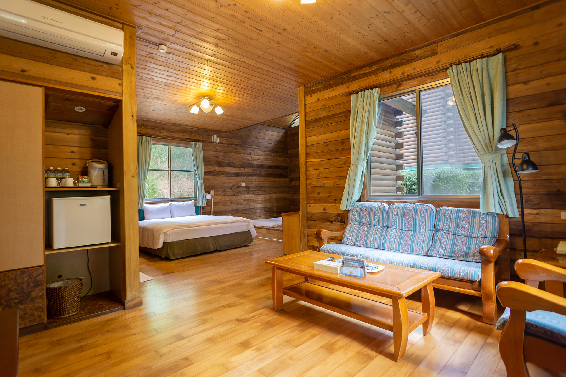 合家歡木屋-一雙床一和室-舒適的客廳與空調
