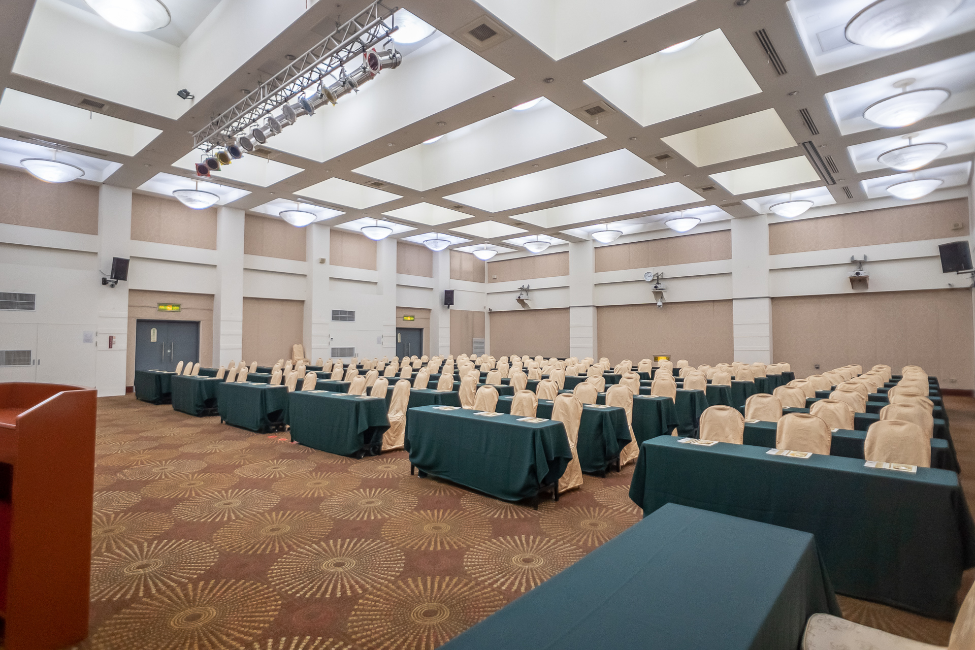大中小型會議廳-國際宴會廳演講型右側面照片