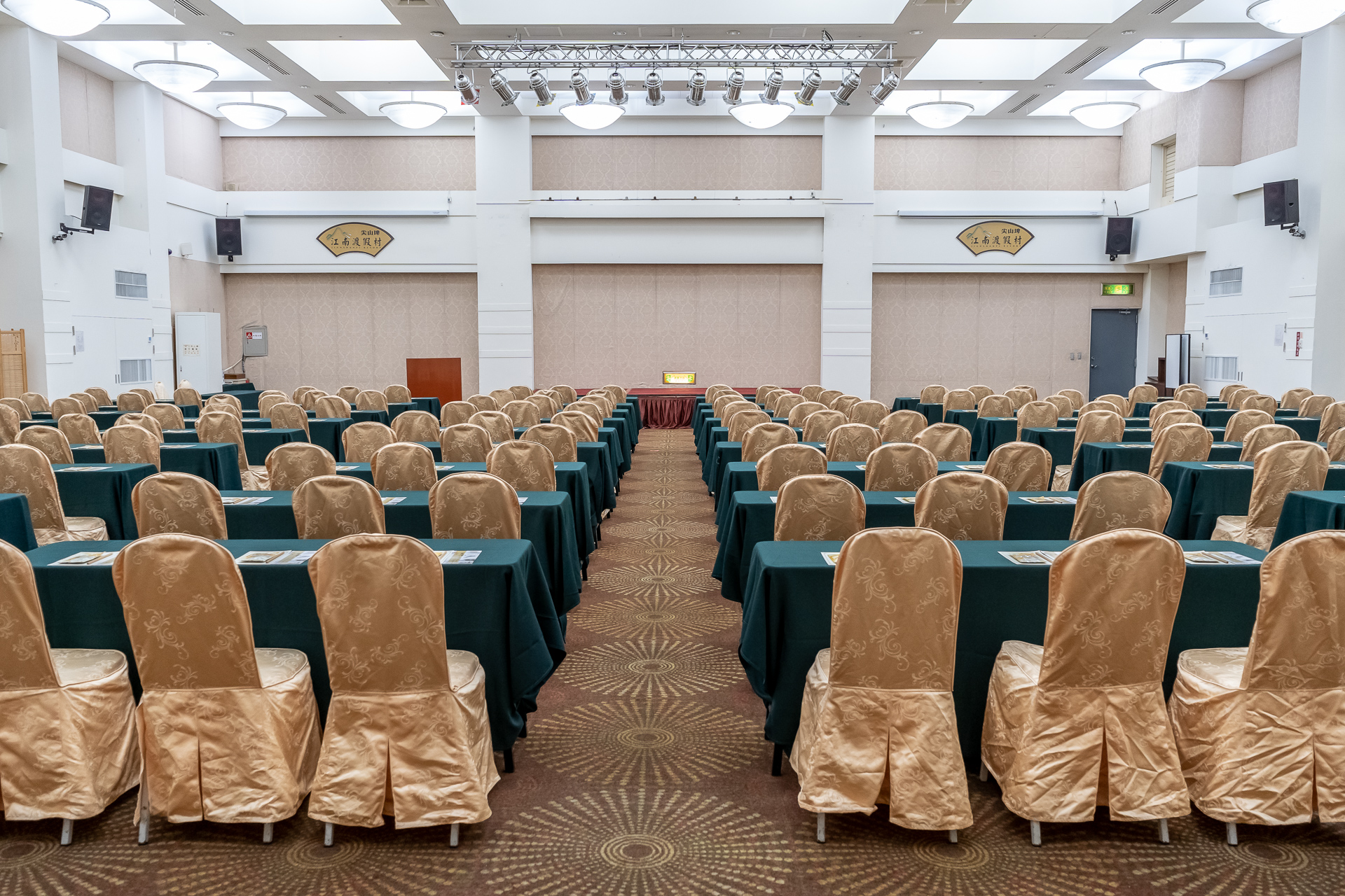 大中小型會議廳-國際宴會廳演講型正後面照片
