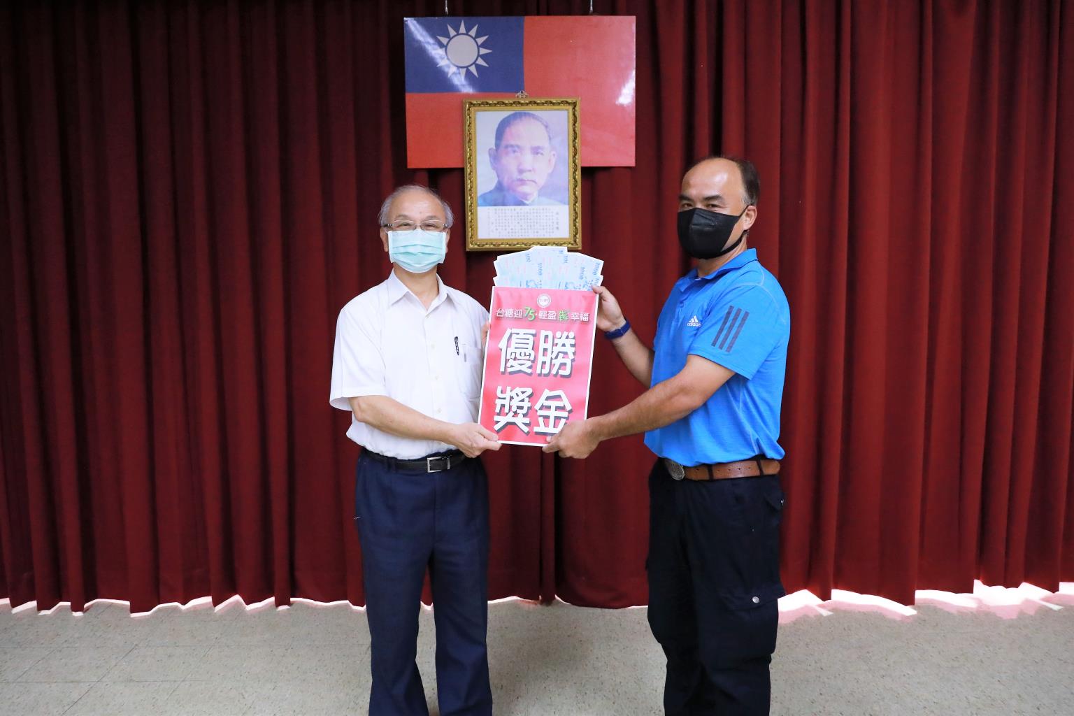 台糖董事長陳昭義(左)頒發「台糖迎75 輕盈犇幸福」活動優勝獎金給得獎者。