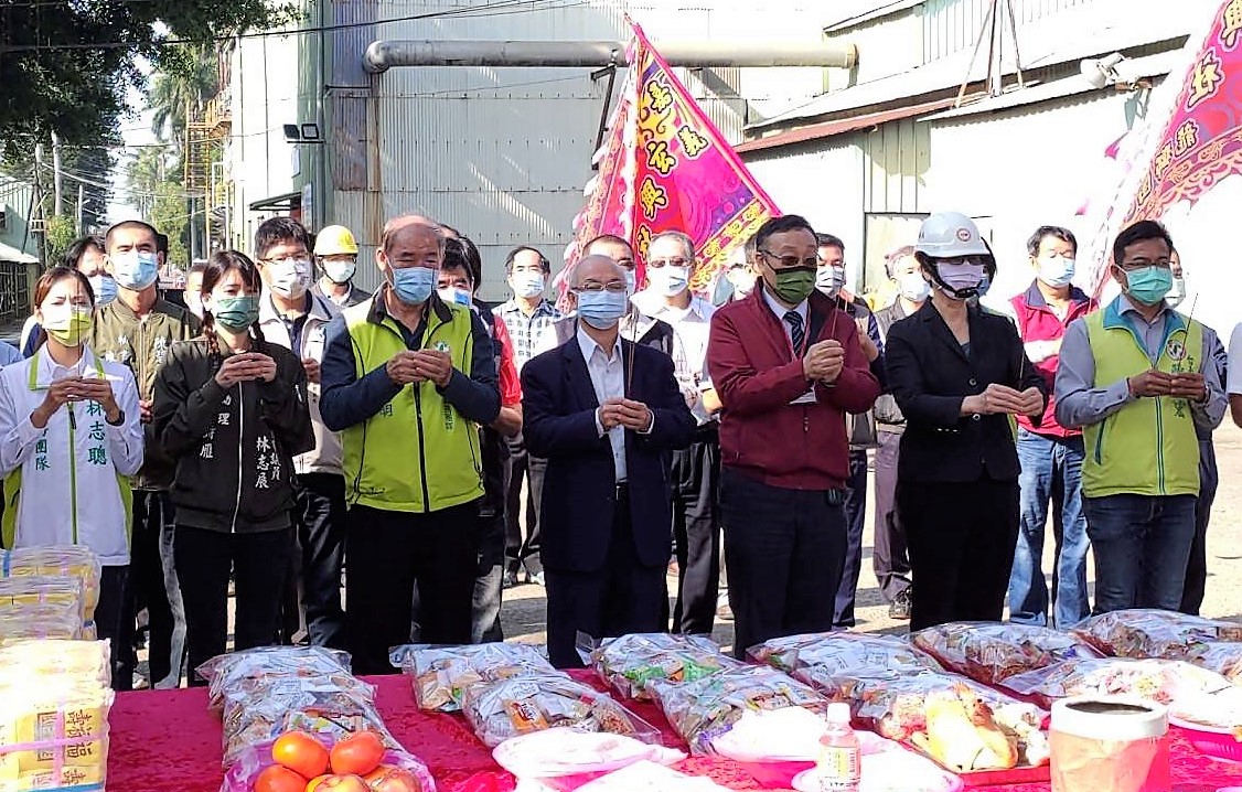 台糖董事長陳昭義(中)與貴賓焚香祝禱，祈求善化糖廠開工順利。