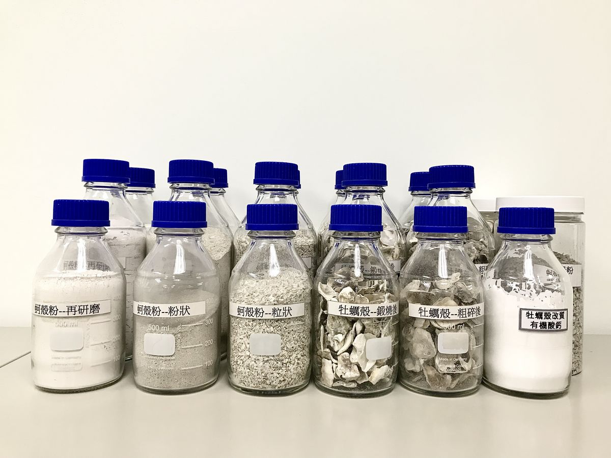 經循環利用後的蚵殼粉，可依市場需求產出不同粒徑，應用在農業、工業及醫藥等領域。