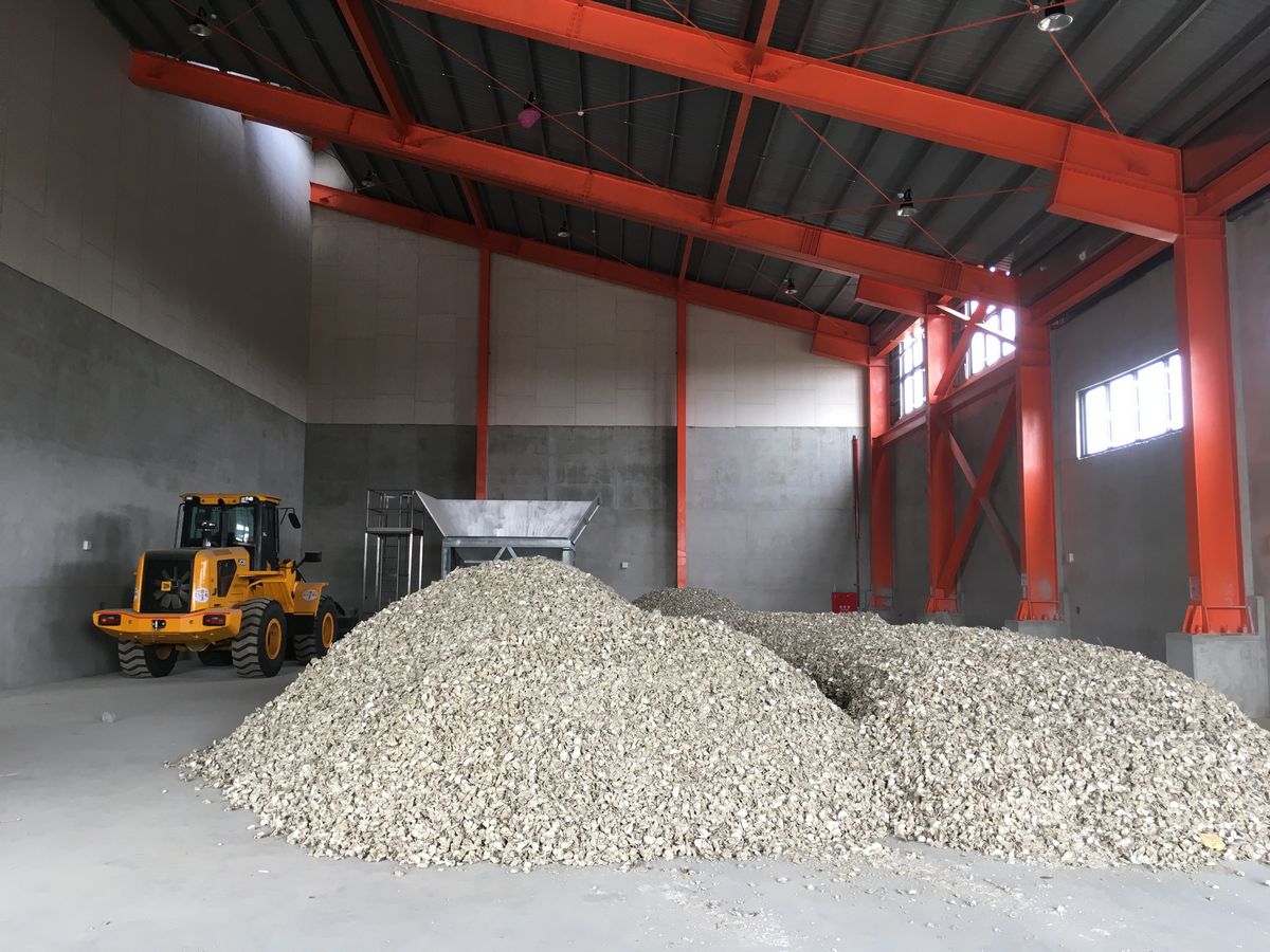 該廠每年可處理5萬噸牡蠣殼，經鍛燒、加工後，產出4萬噸碳酸鈣原料。